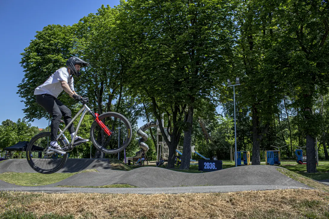 Skok rowerem nad garbem pumptracka