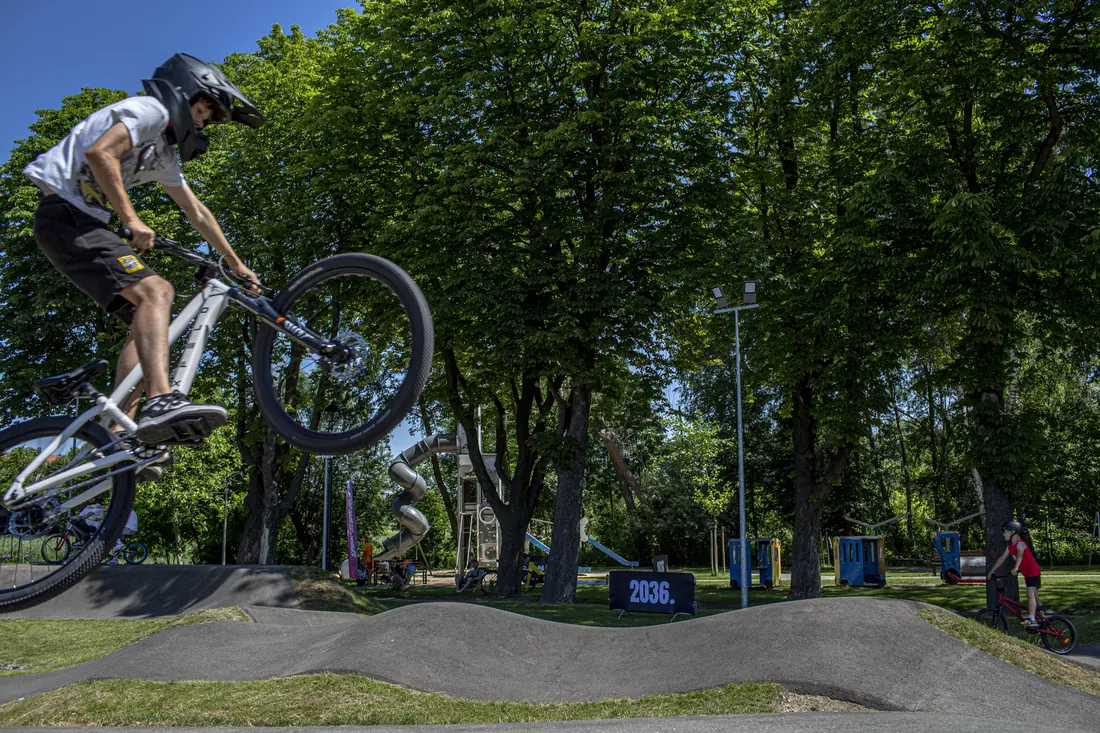 Przejazd rowerem po garbach pumptracka