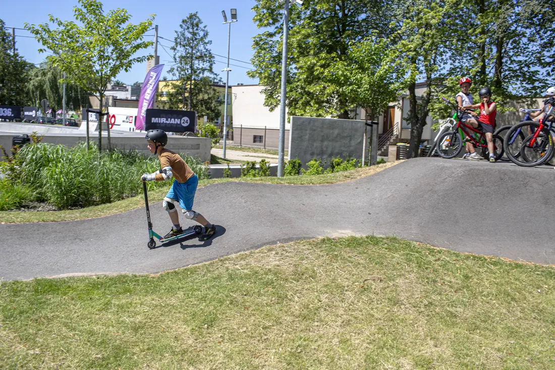 Jazda na hulajnodze po pumptracku
