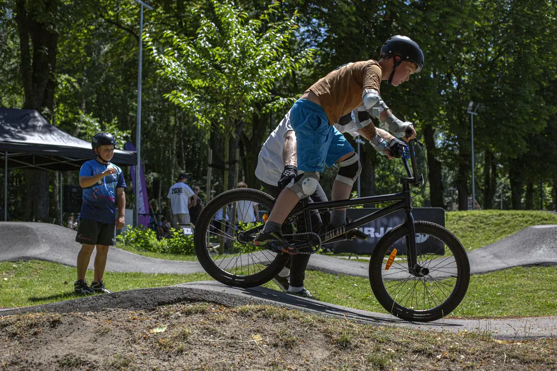 Nauka jazdy po pumptracku z instruktorem