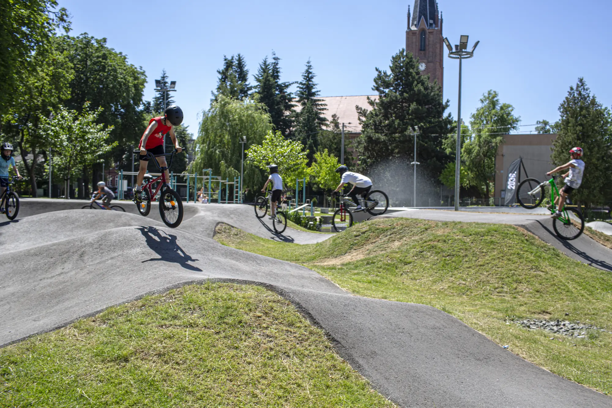 Uczestnicy jadą po pumptracku w Ostrzeszowie podczas pierwszej edycji Pumptrack Days